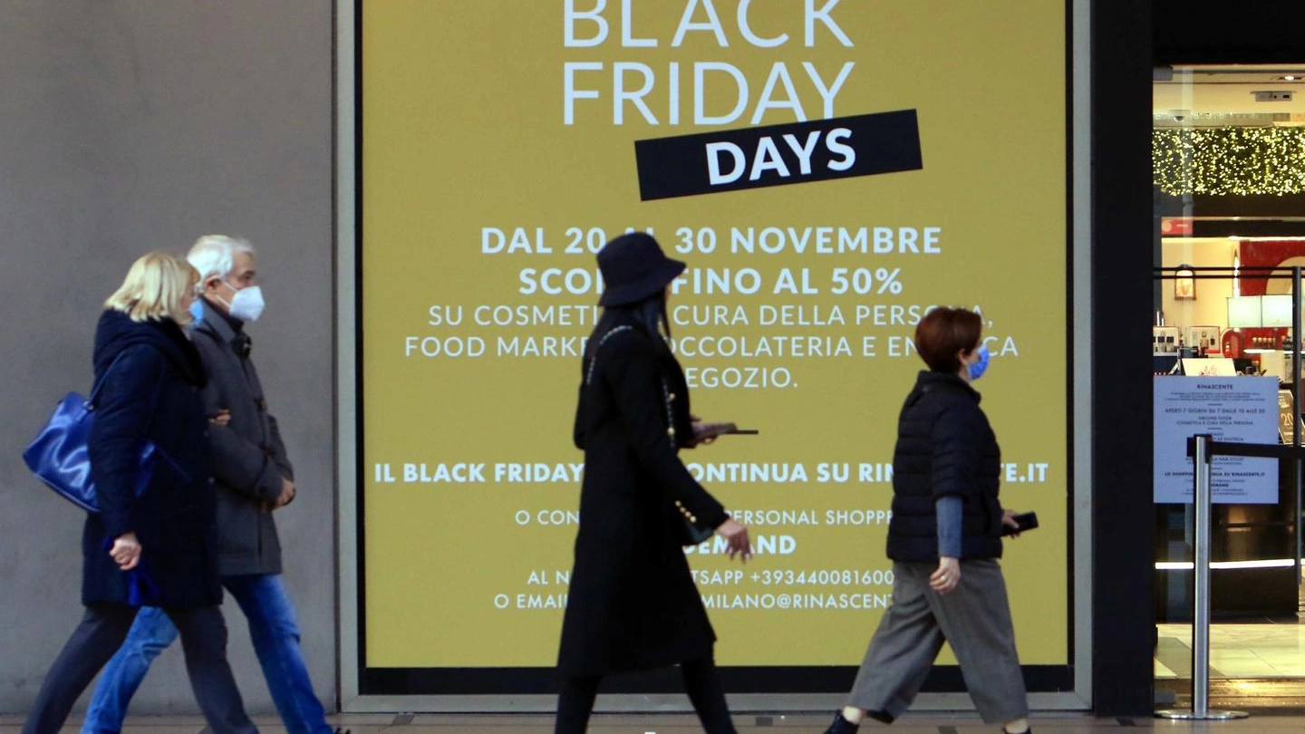 Black Friday a Milano (Ansa)