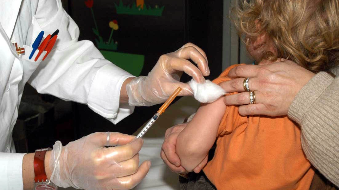 Un bimbo si vaccina (Newpress)