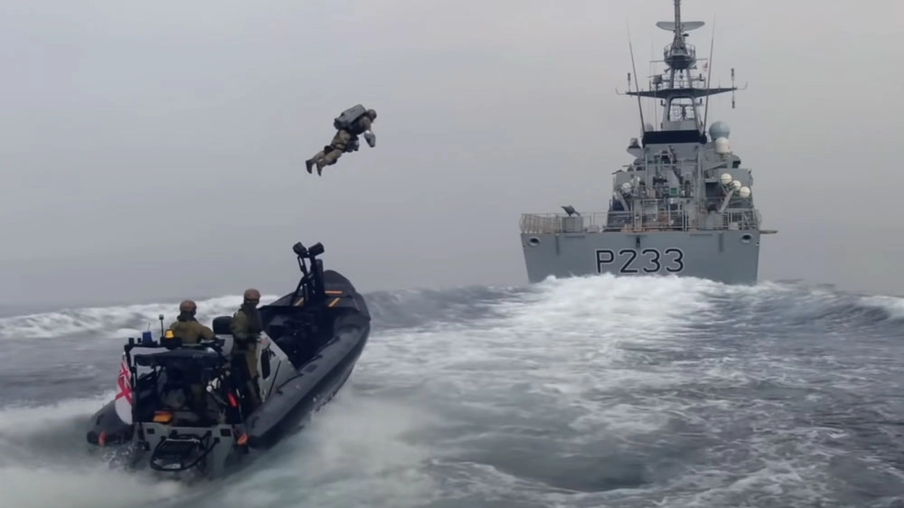 I Royal Marines si avvicinano alla nave volando (foto dal video Gravity Industries)