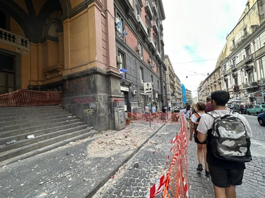 Galleria Principe di Napoli perde calcinacci: paura tra turisti