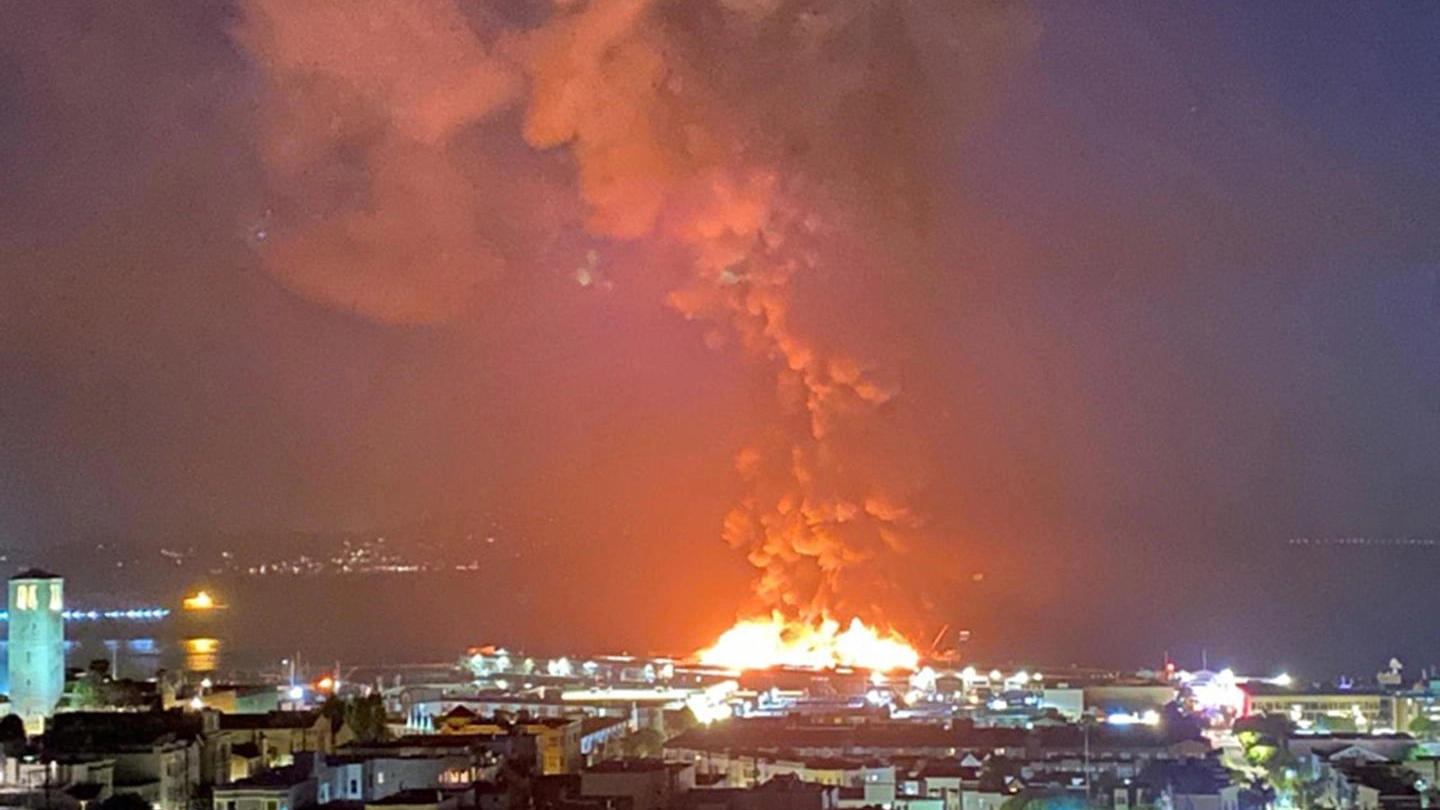 Incendio al 'molo degli italiani' a San Francisco (Ansa)