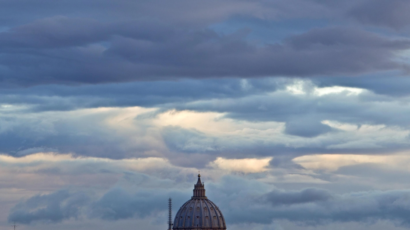 Cielo nuvoloso sopra la Cupola di San Pietro