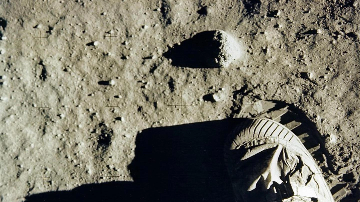 Edwin 'Buzz' Aldrin calpesta il suolo lunare (Ansa)