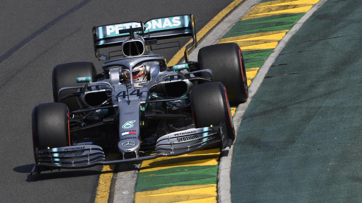 Lewis Hamilton durante le qualifiche del Gp d'Australia 2019 (Ansa)