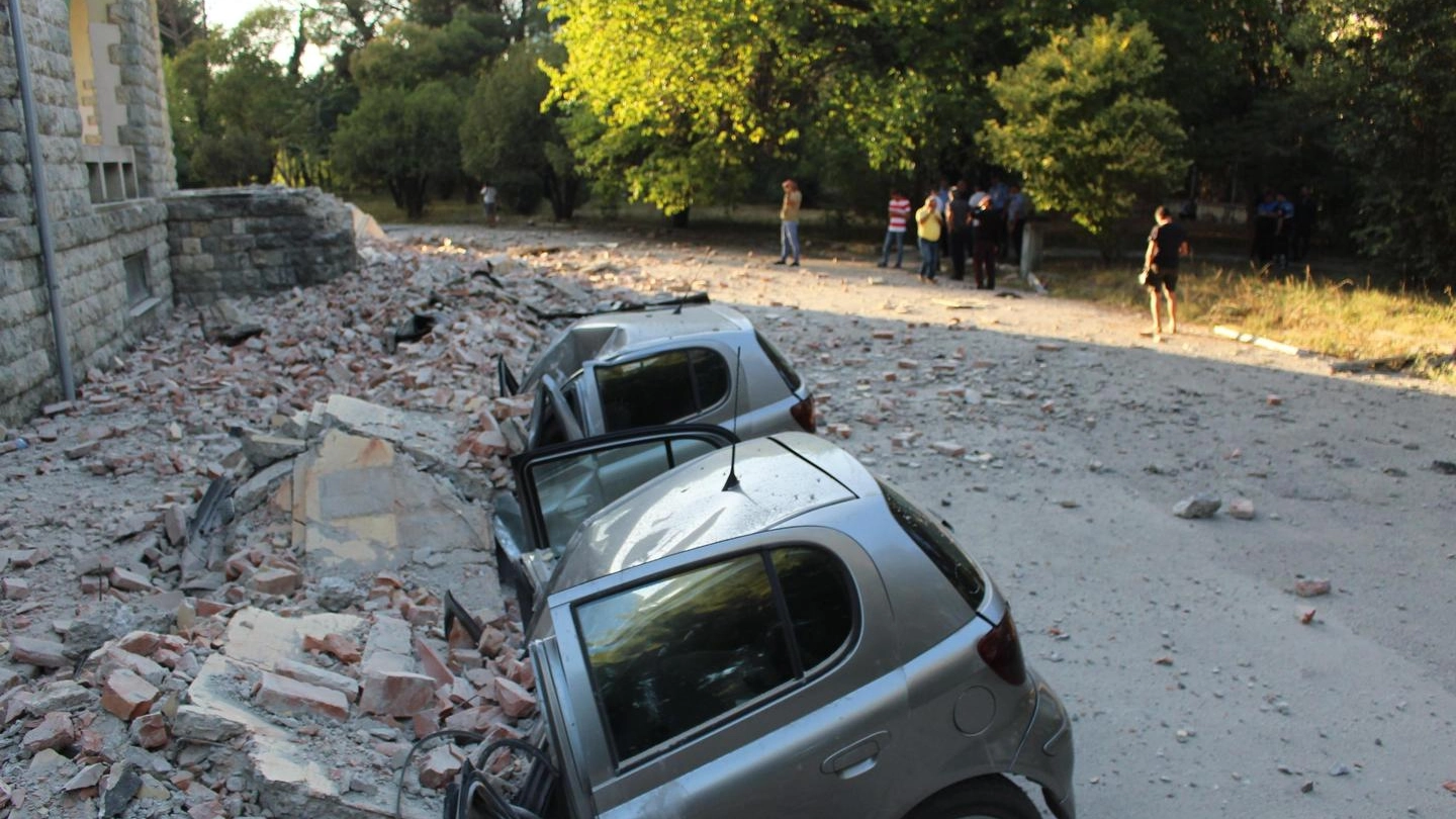 Gravi danni a Tirana dopo il violento terremoto 