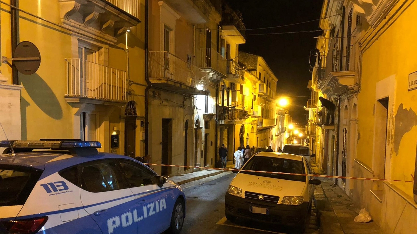 Anziana uccisa in casa a Ragusa: gli inquirenti fuori dall'abitazione (Ansa)