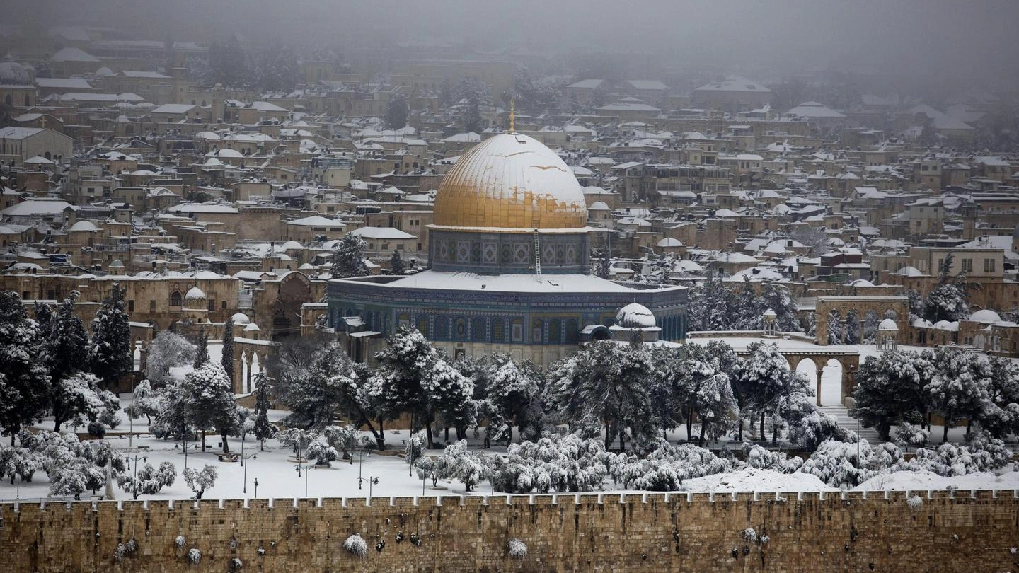 Gerusalemme coperta dalla neve (Ansa)