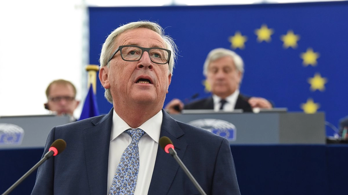 Jean-Claude Juncker durante il discorso sullo stato dell'Unione. Dietro, Antonio Tajani 
