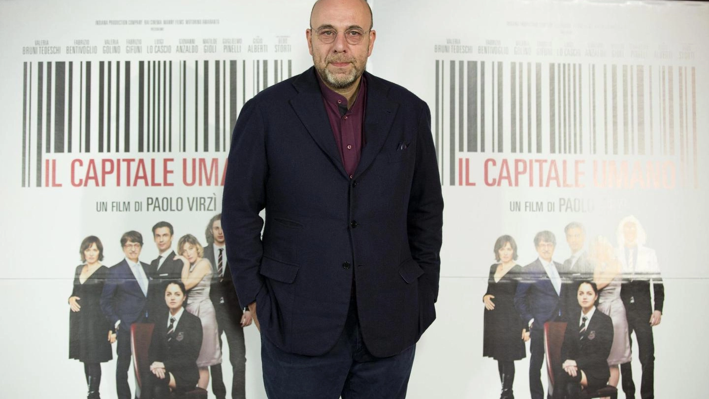 Paolo Virzì davanti alla locandina del suo film "Il capitale umano" (Ansa)