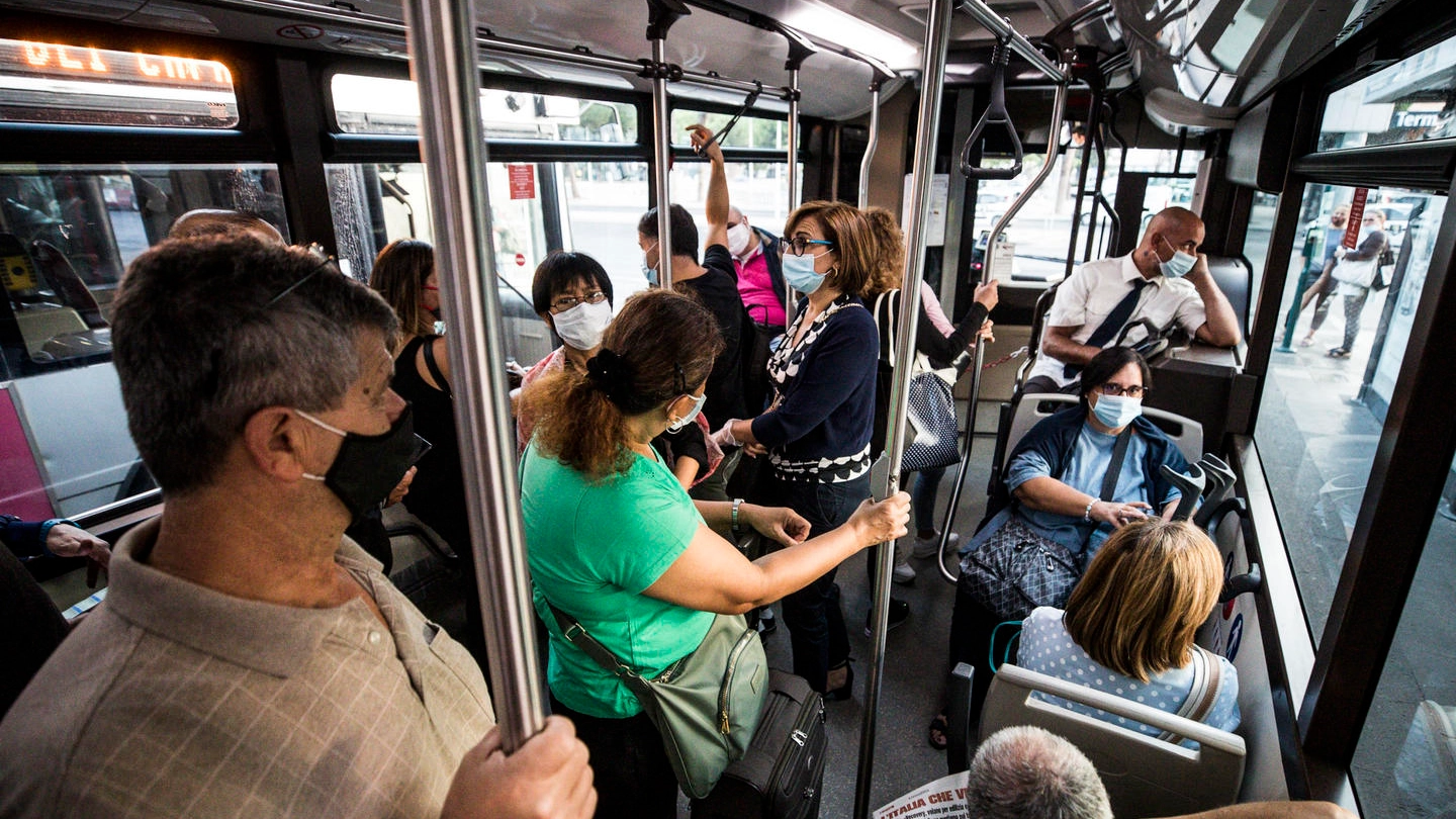 Pendolari e studenti su un autobus 