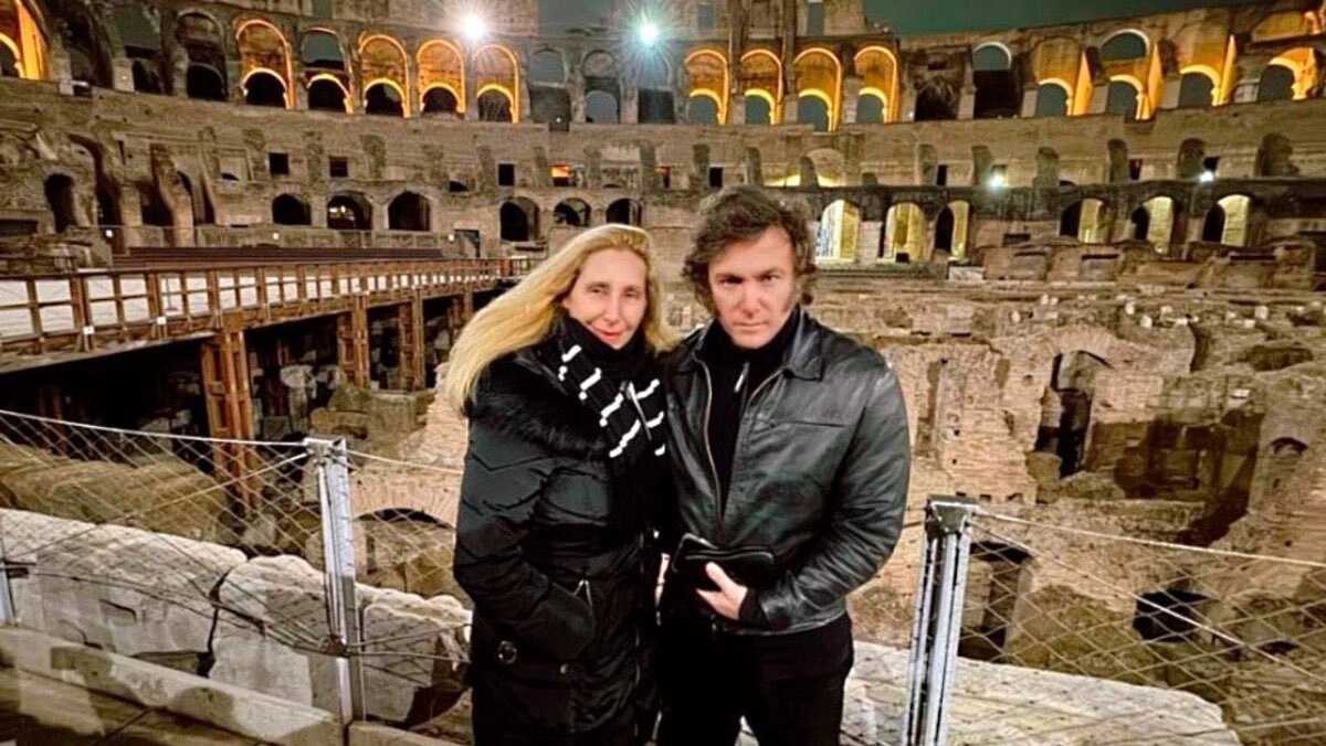 Il presidente argentino Javier Milei con la sorella nella visita notturna al Colosseo a Roma (foto da X)