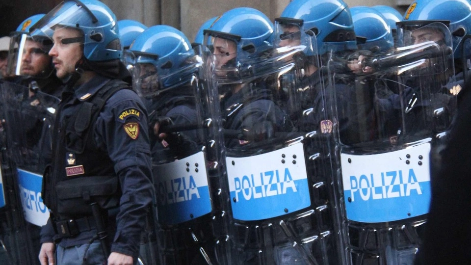 Poliziotti in assetto antisommossa, foto generica (Pressphoto)