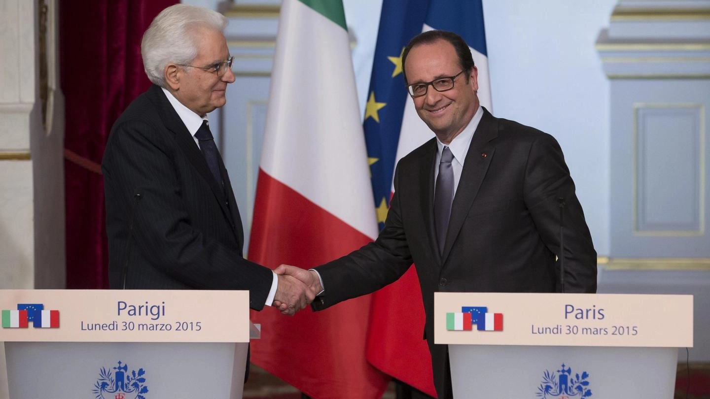 Il presidente italiano Sergio Mattarella e il presidente francese Francois Hollande (Ansa)