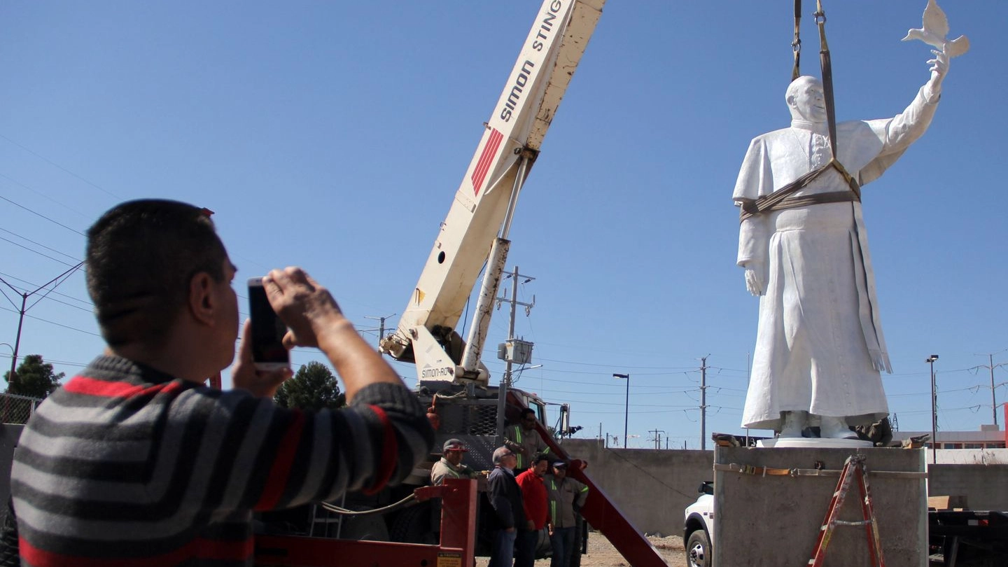 La statua di Papa Francesco a Ciudad Juarez, sul confine Messico-Usa (Afp)