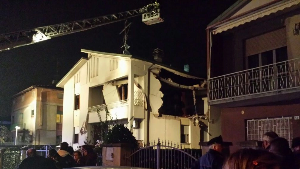 La villetta sventrata dall’esplosione in via della Resistenza a Maranello