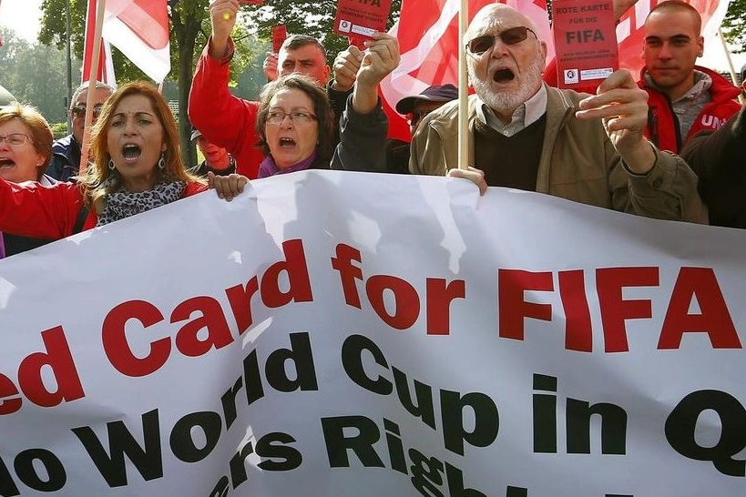 Nella foto d’archivio, una protesta contro l’assegnazione della Coppa del Mondo di calcio 