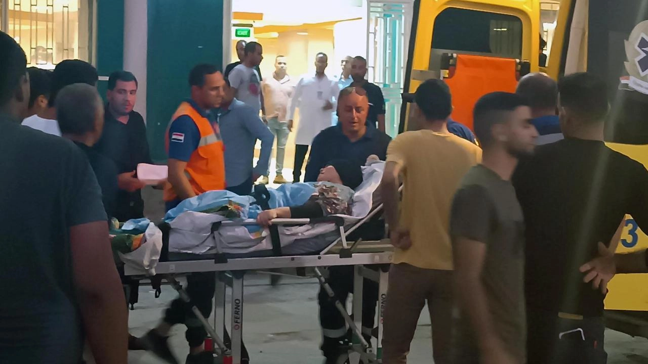 In fuga dalla Striscia. Evacuati i feriti gravi, salvi quattro italiani: "Impossibile lavorare"