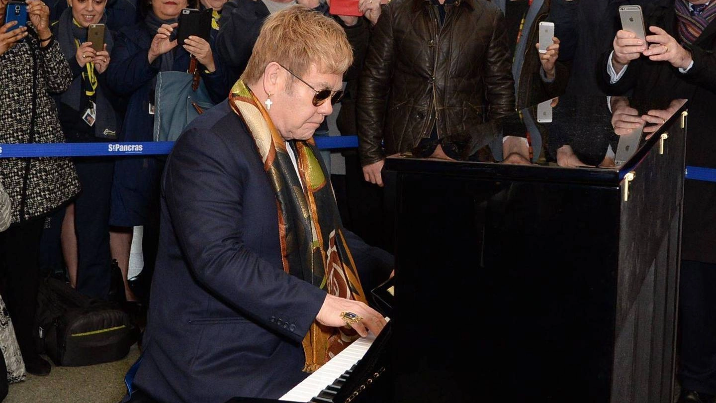 Elton John suona nella metro londinese (Olycom)