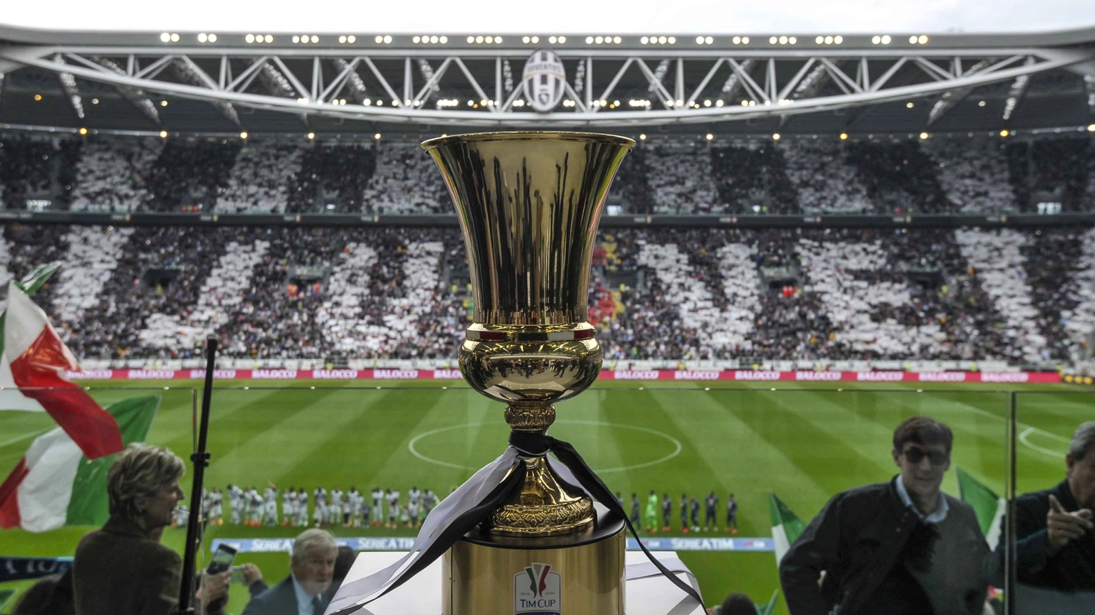 Il trofeo della Coppa Italia (Lapresse)