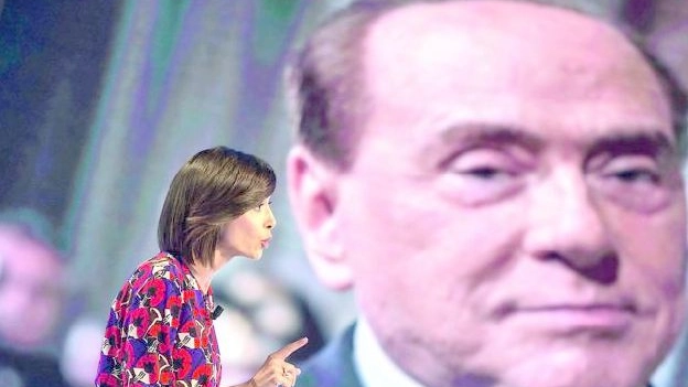Mara Carfagna davanti alla gigantografia di Berlusconi