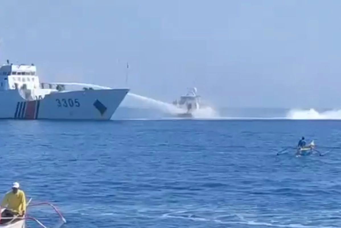 La guardia costiera cinese spara con un cannone ad acqua contro le navi filippine che riforniscono i pescherecci