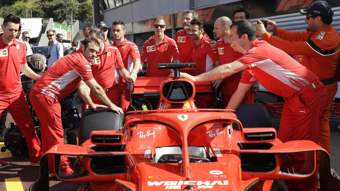 Gp Monaco 2018, il team Ferrari (Ansa)