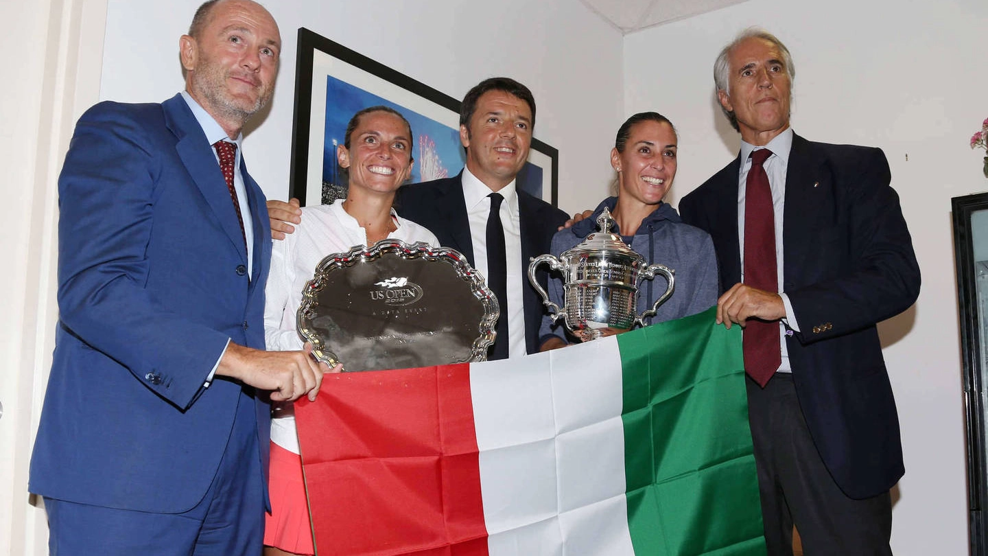 Foto di gruppo con Renzi e la bandiera tricolore al contrario (Olycom)