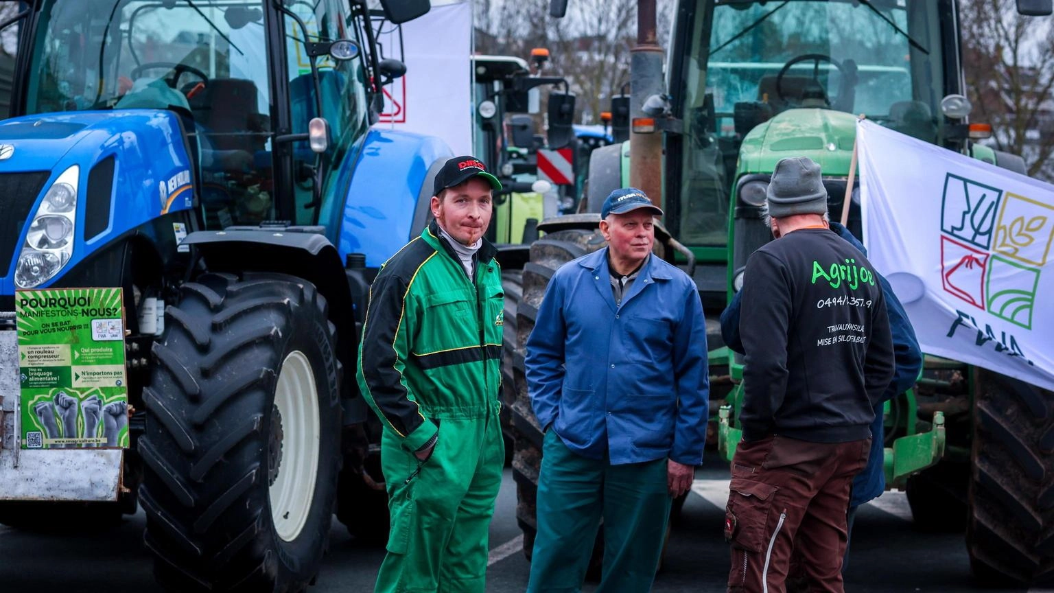 Gli agricoltori belgi verso blocco del porto di Zeebrugge