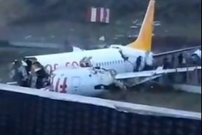 Istanbul, aereo esce di pista e si spezza in due (Twitter)