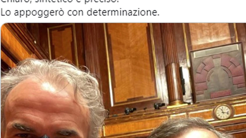 Il selfie del dem Andrea Ferrazzi con Mario Draghi (Ansa)