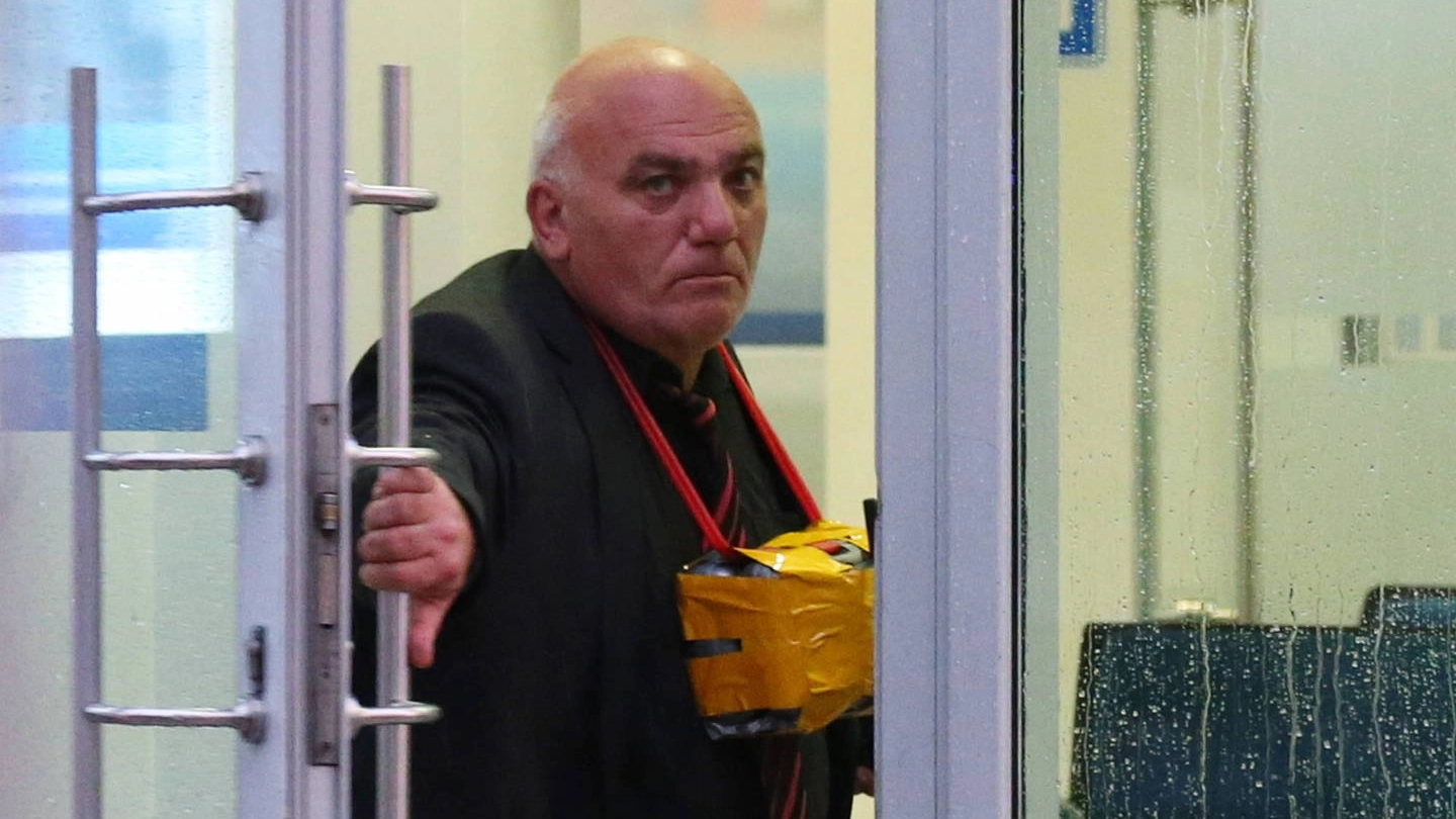 Un uomo con una bomba al collo in una banca di Mosca (Olycom)