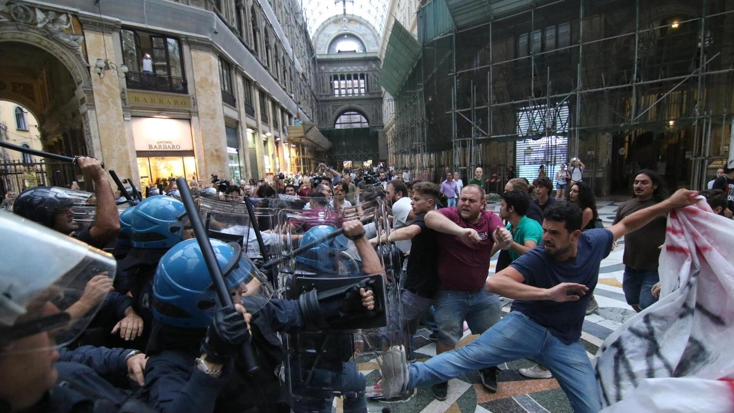 Napoli; gli scontri tra antagonisti e polizia in Galleria Umberto I (Ansa)