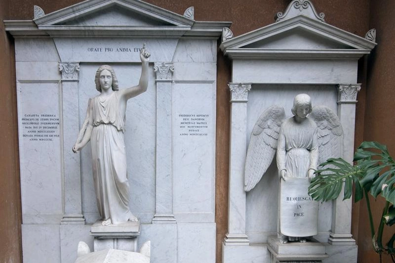 Le due tombe nel cimitero teutonico (Ansa)