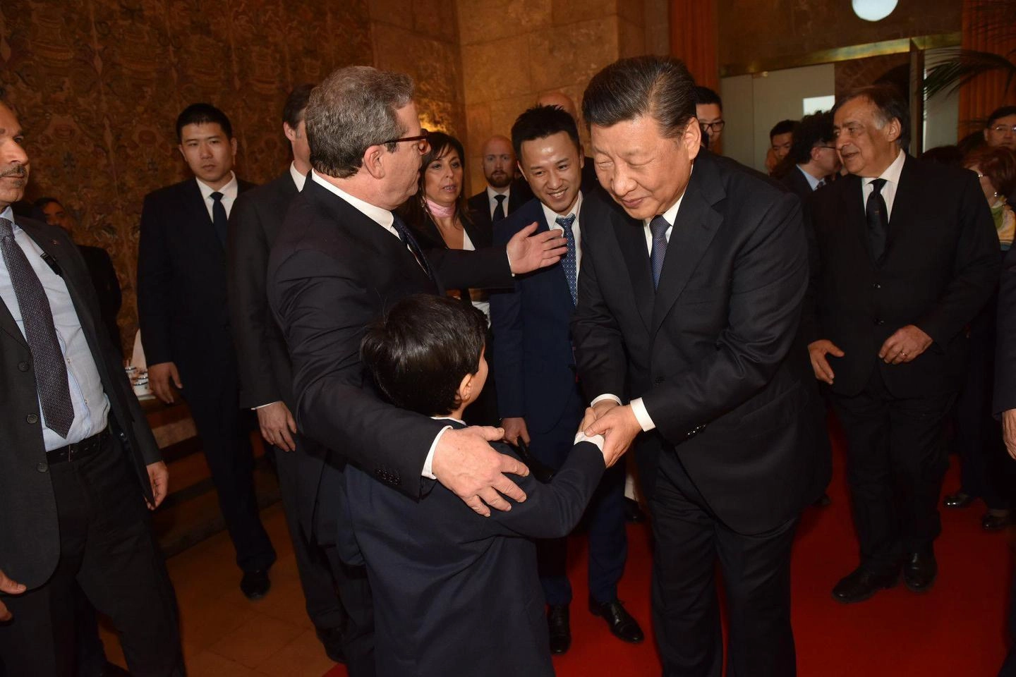 Il presidente Xi Jinping stringe la mano al puparo Antonio Tancredi Cadili (Ansa)