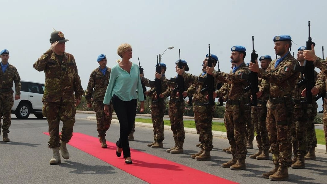 Una visita del ministro Roberta Pinotti ai soldati italiani