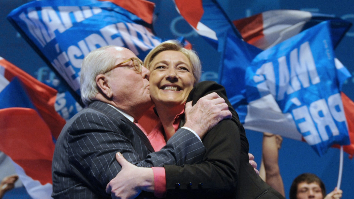 Jean Marie Le Pen e la figlia Marine. I due non si parlano più (Afp)