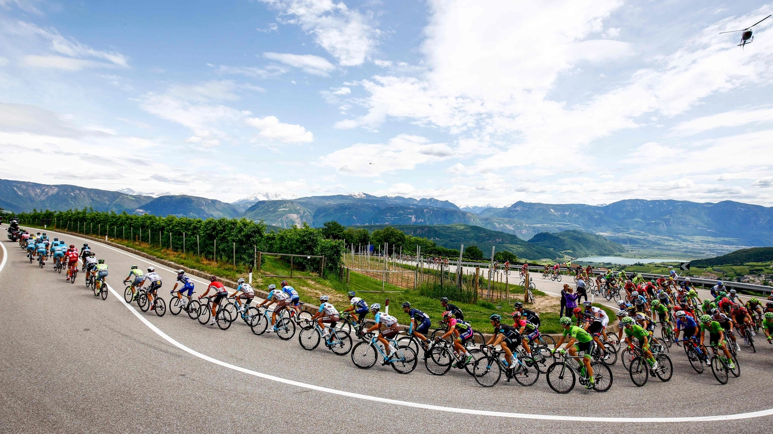 Il plotone al Giro d'Italia (AFP)