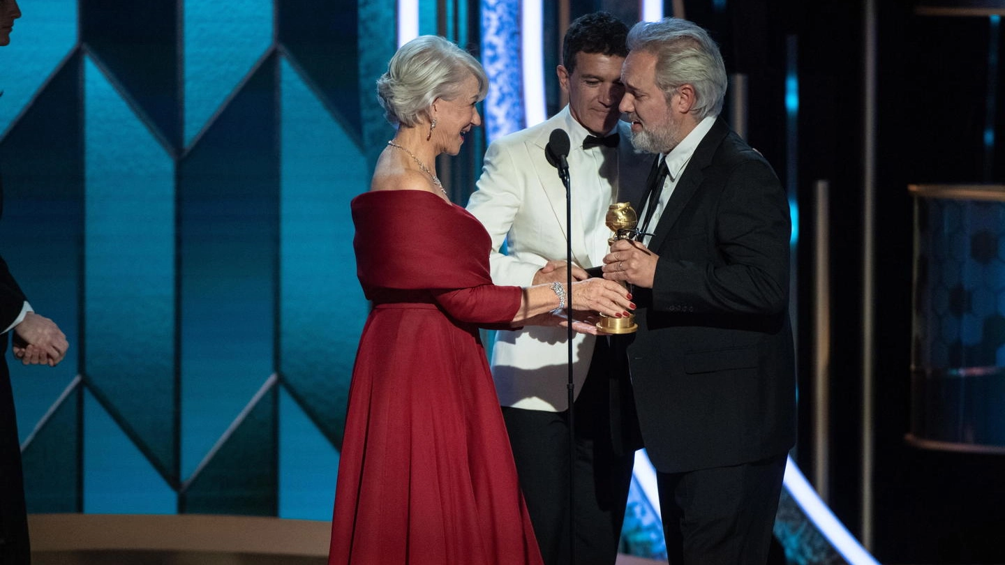 Sam Mendes riceve il Golden globe da Helen Mirren e Antonio Banderas (Ansa)