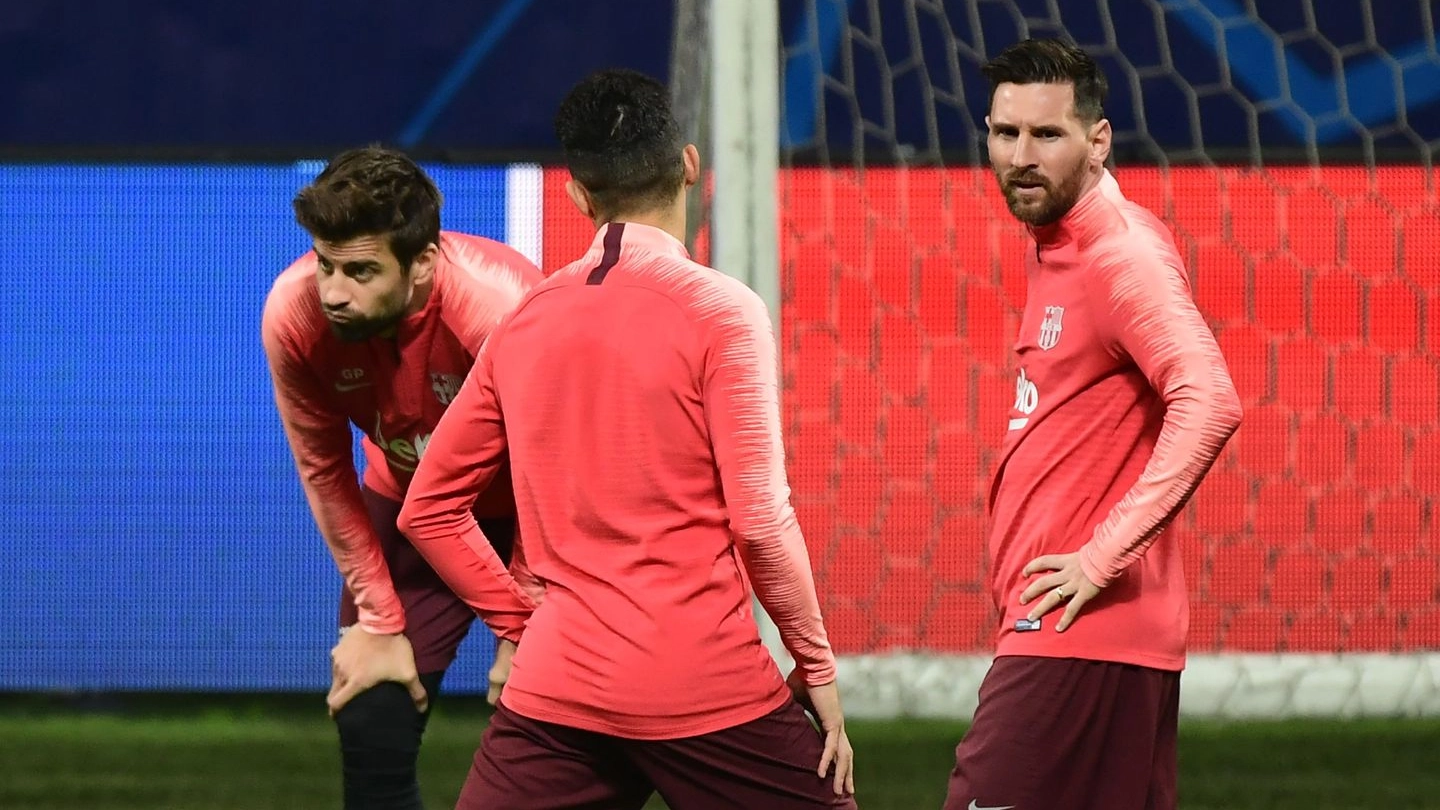 Il Barcellona in allenamento. Messi convocato per la sfida con l'Inter (LaPresse)