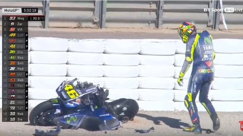 Valencia, Valentino Rossi dopo la caduta (Youtube)