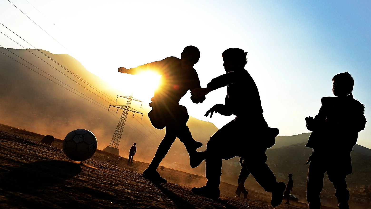 Afghanistan, bambini che giocano (Afp)