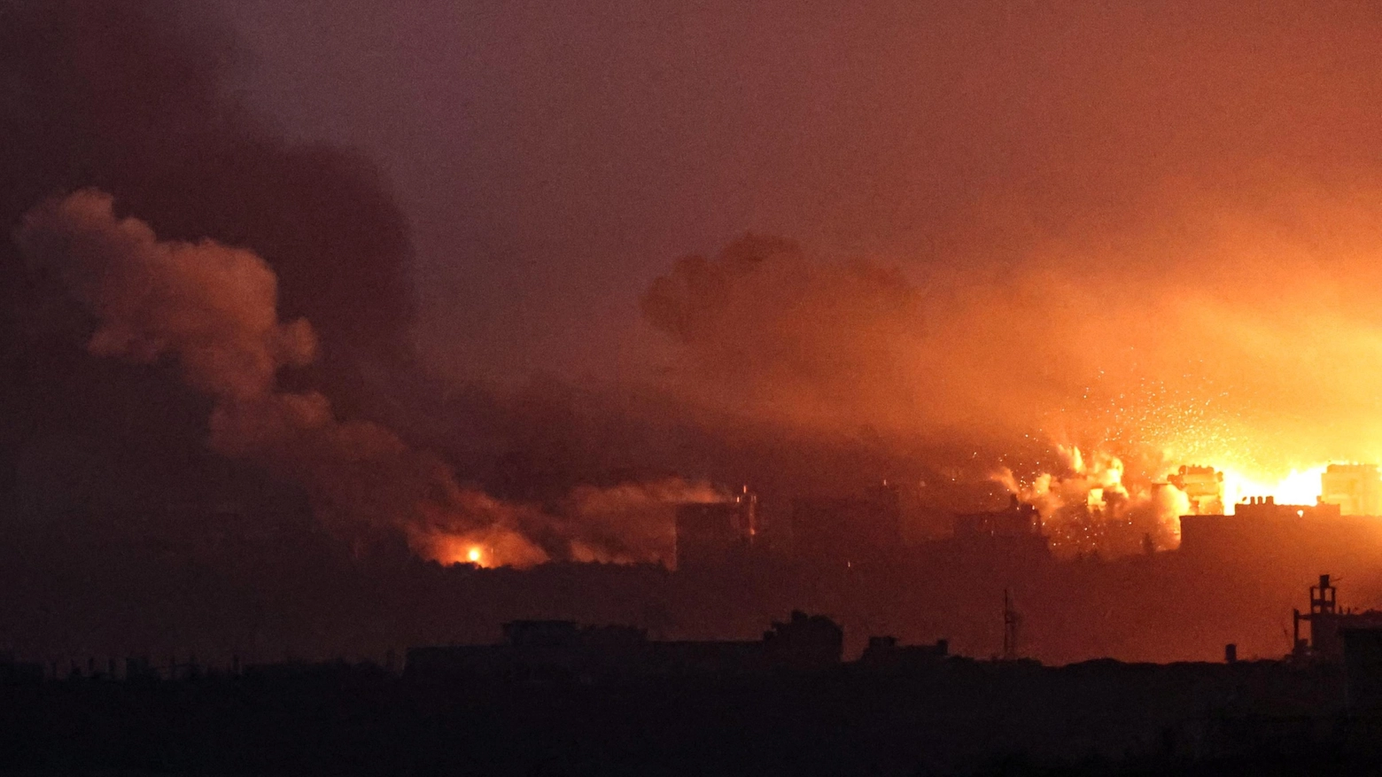 I bombardamenti israeliani sulla Striscia di Gaza (Ansa)