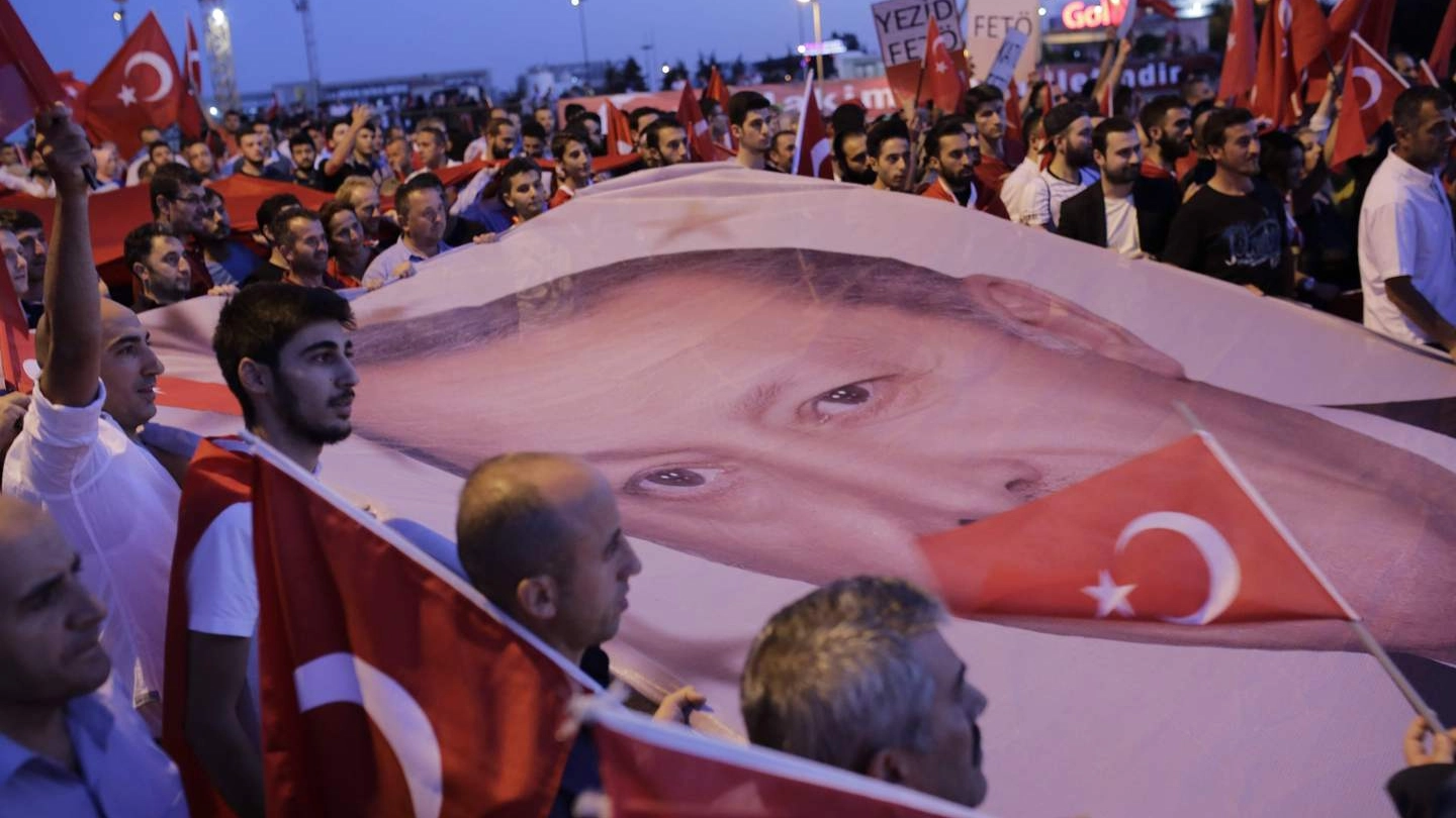 Sostenitori del presidente turco Erdogan in piazza (Afp)