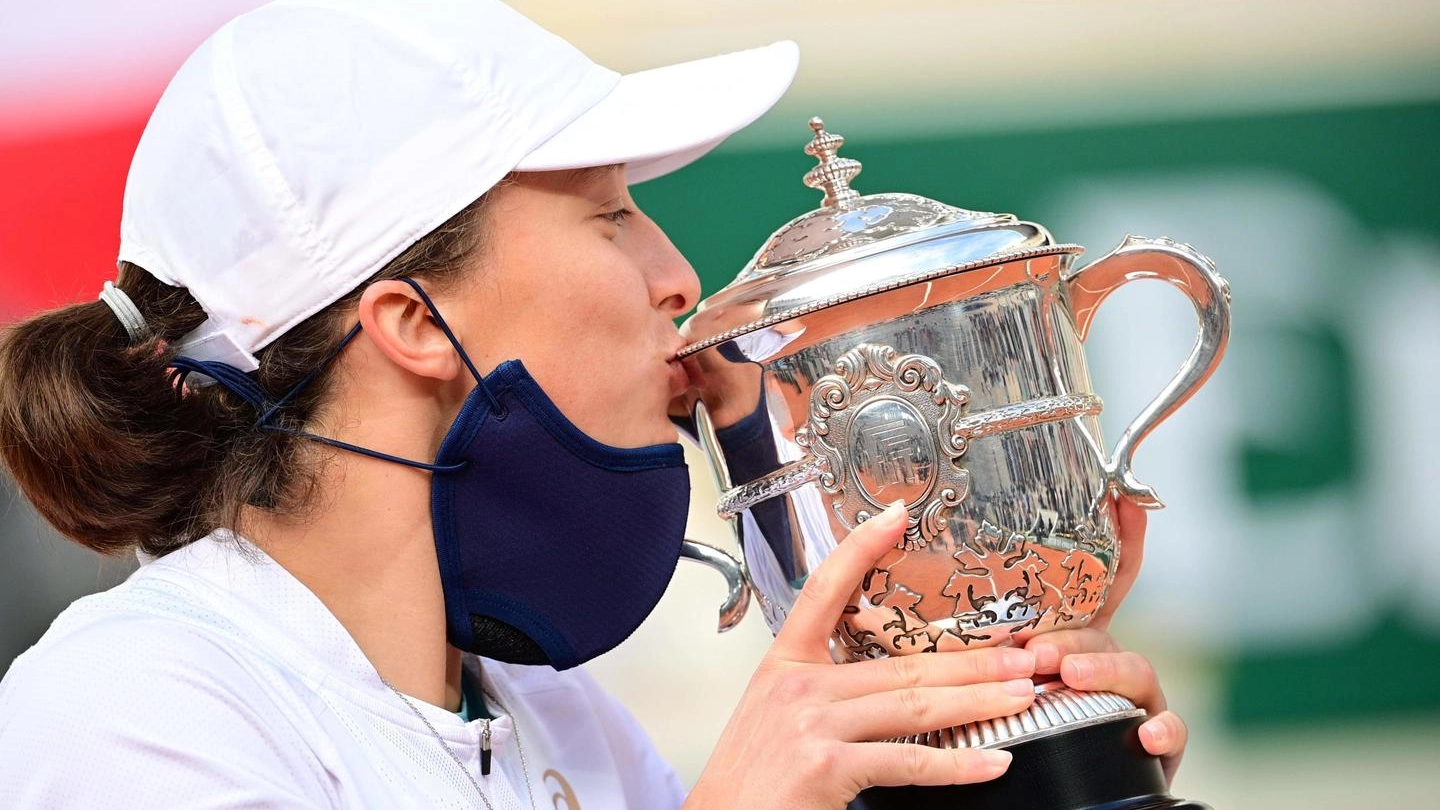 Iga Swiatek bacia il trofeo Suzanne Lenglen del Roland Garros (Ansa)