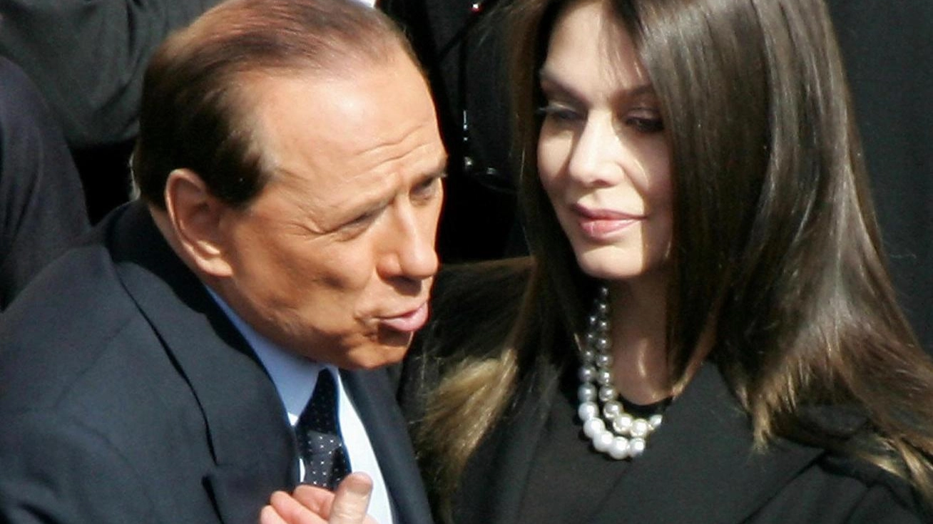 Silvio Berlusconi e Veronica Lario nel 2005, ai tempi del loro matrimonio (Ansa)