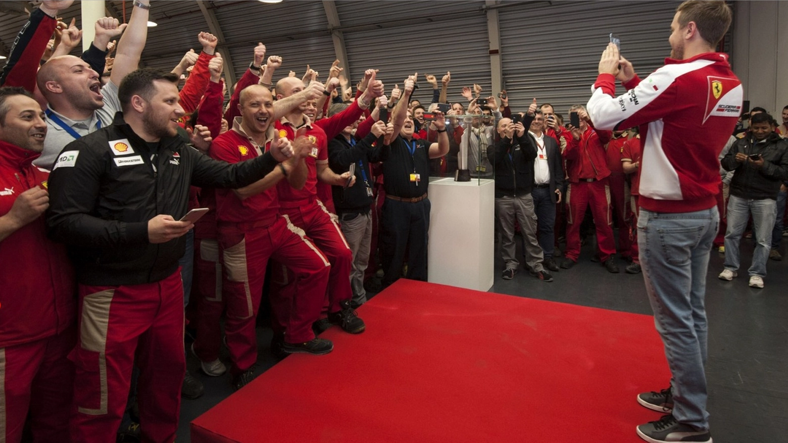 Vettel a Maranello con i dipendenti della Ges (Ferrari.com)