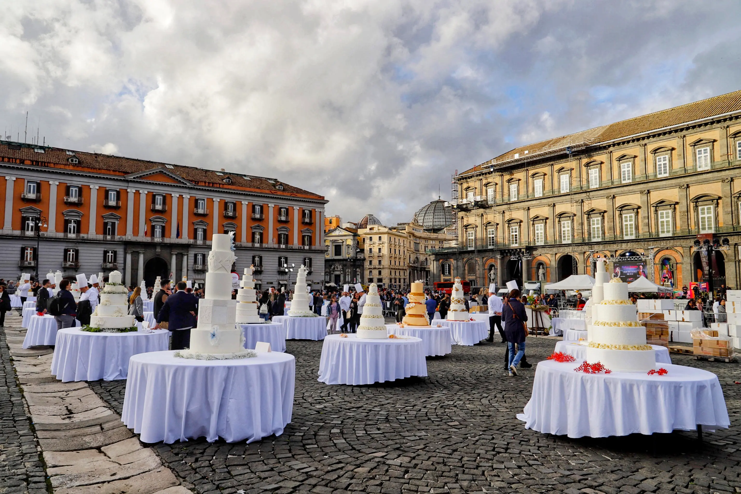 Napoli, Piazza del Plebiscito invasa da torte nuziali per "Dolce amore"