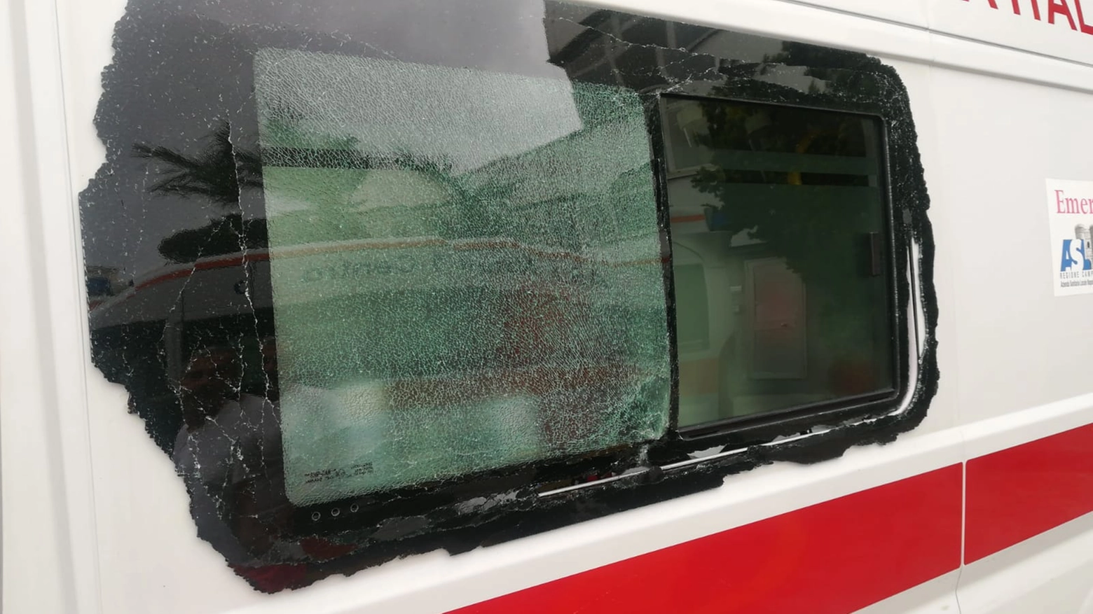 Il vetro dell'ambulanza colpito stamane nel quartiere Vomero di Napoli