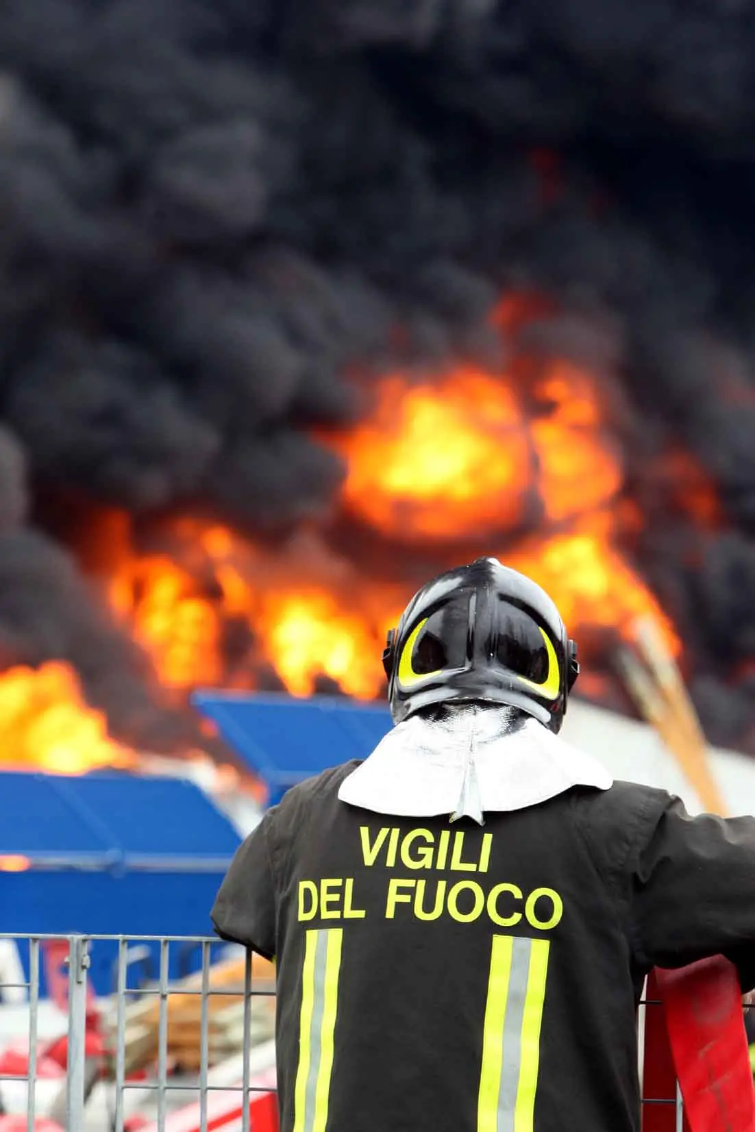 Incendio di rifiuti a Ponticelli, chiusa la strada per l'Ospedale del Mare