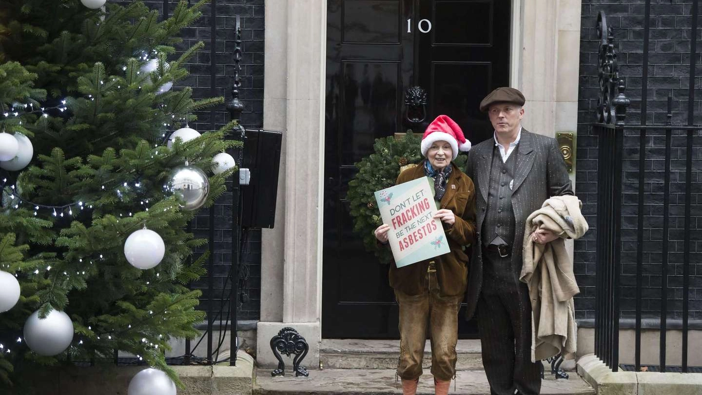 Vivienne Westwood col figlio Joseph Corré  al 10 di Downing Street (Olycom)